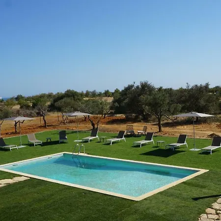 With Pool & Garden Fuseta